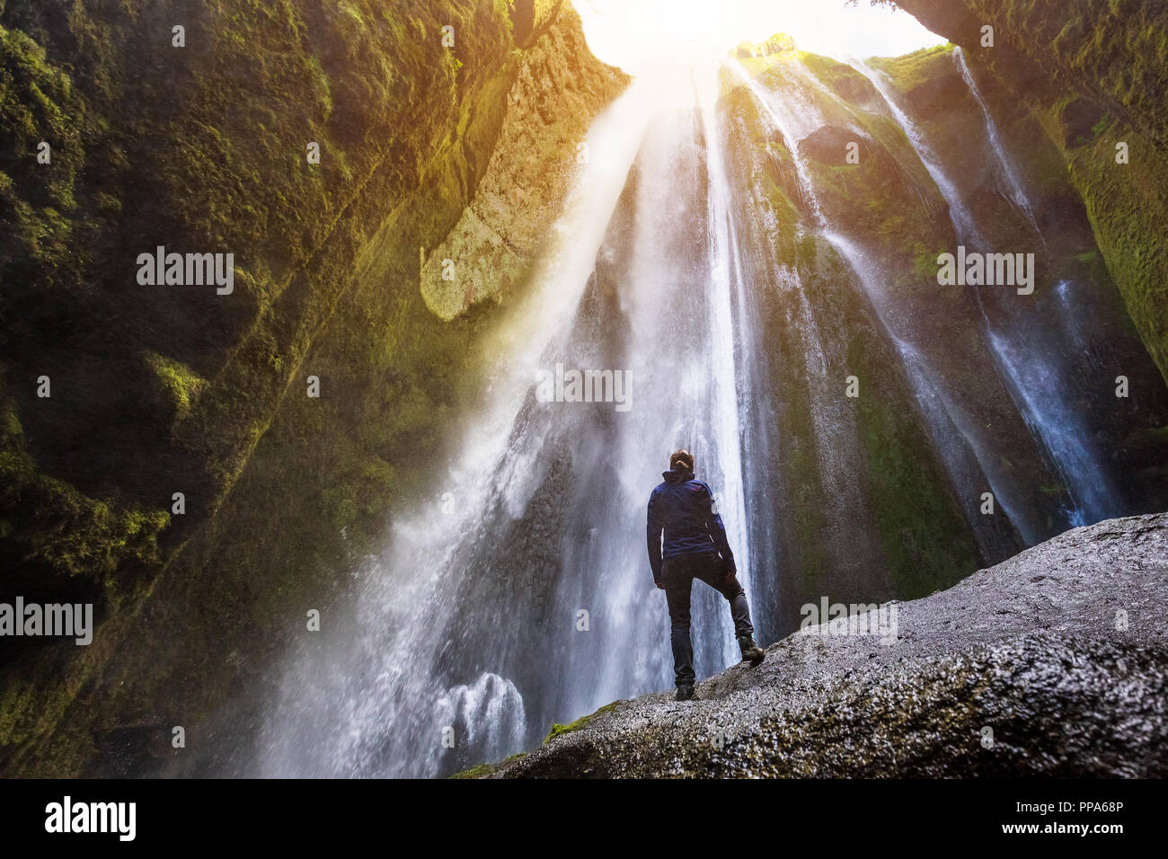 Gljufrabui cascata nel sud dell'Islanda, viaggiatore avventuroso in piedi nella parte anteriore del flusso cascading nella gola o canyon, nascosto lan islandese Foto Stock Gljufrabui cascata nel sud dell'Islanda, viaggiatore avventuroso in piedi nella parte anteriore del flusso cascading nella gola o canyon, nascosto lan islandese Foto Stock