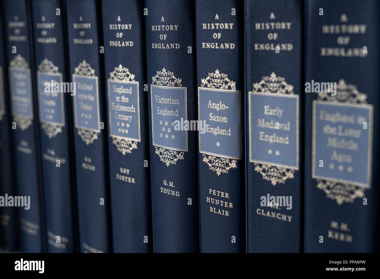 Una storia di Inghilterra libri su uno scaffale. messa a fuoco selettiva. Regno Unito Foto Stock