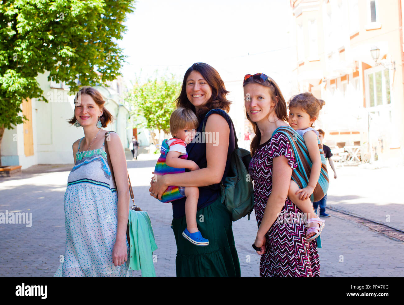 Ritratto di tre giovani madri meeting outdoor Foto Stock