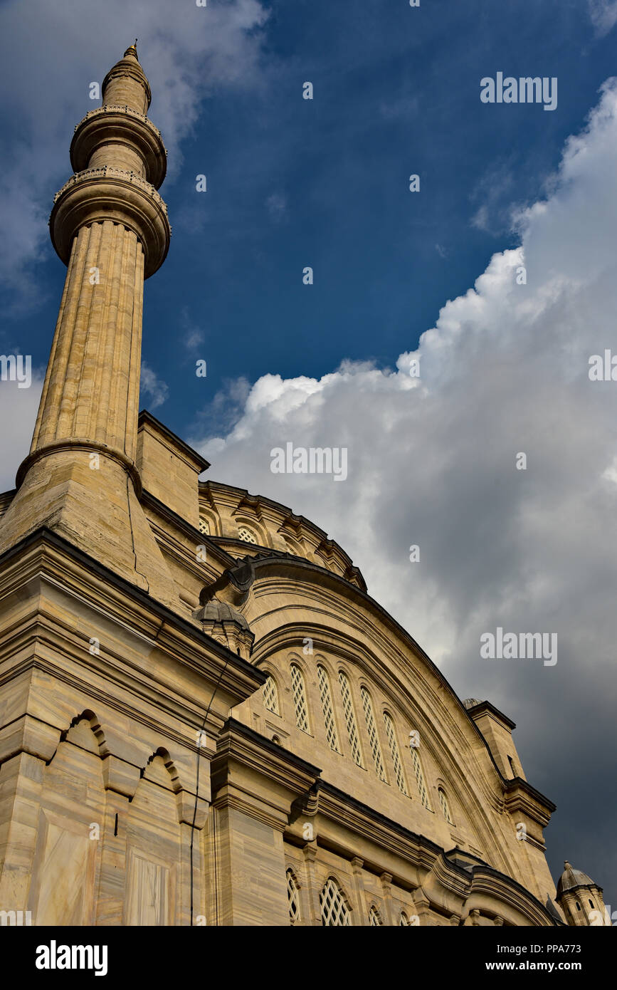 La splendida moschea Nuruosmaniye svetta nelle nuvole, Istanbul, Turchia. Foto Stock