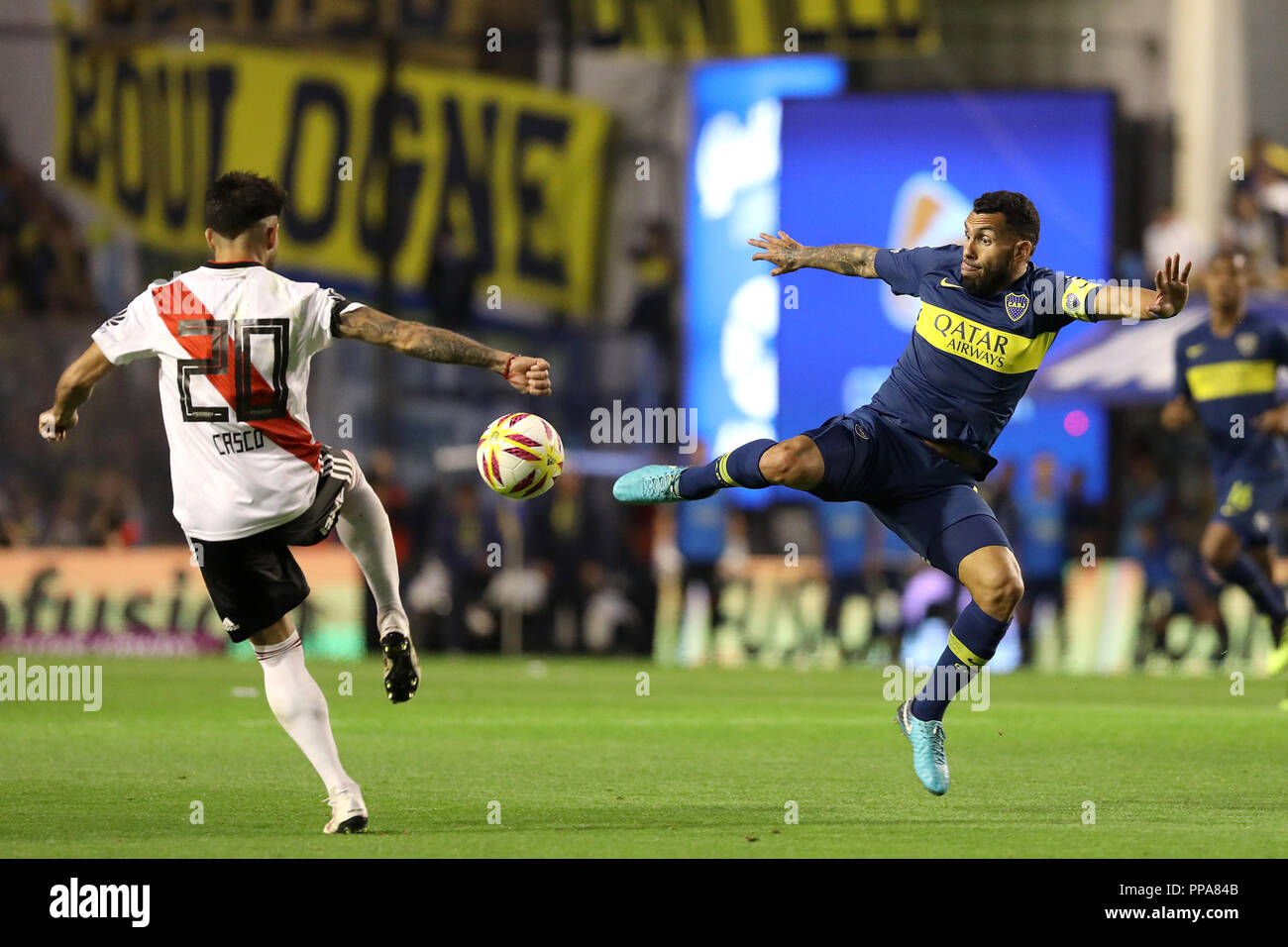 BUENOS AIRES, Argentina - 23 settembre 2008: Carlos Tevez /(Boca) salta per la sfera contro il fiume in difesa di Alberto J. Armanado in Buenos un Foto Stock