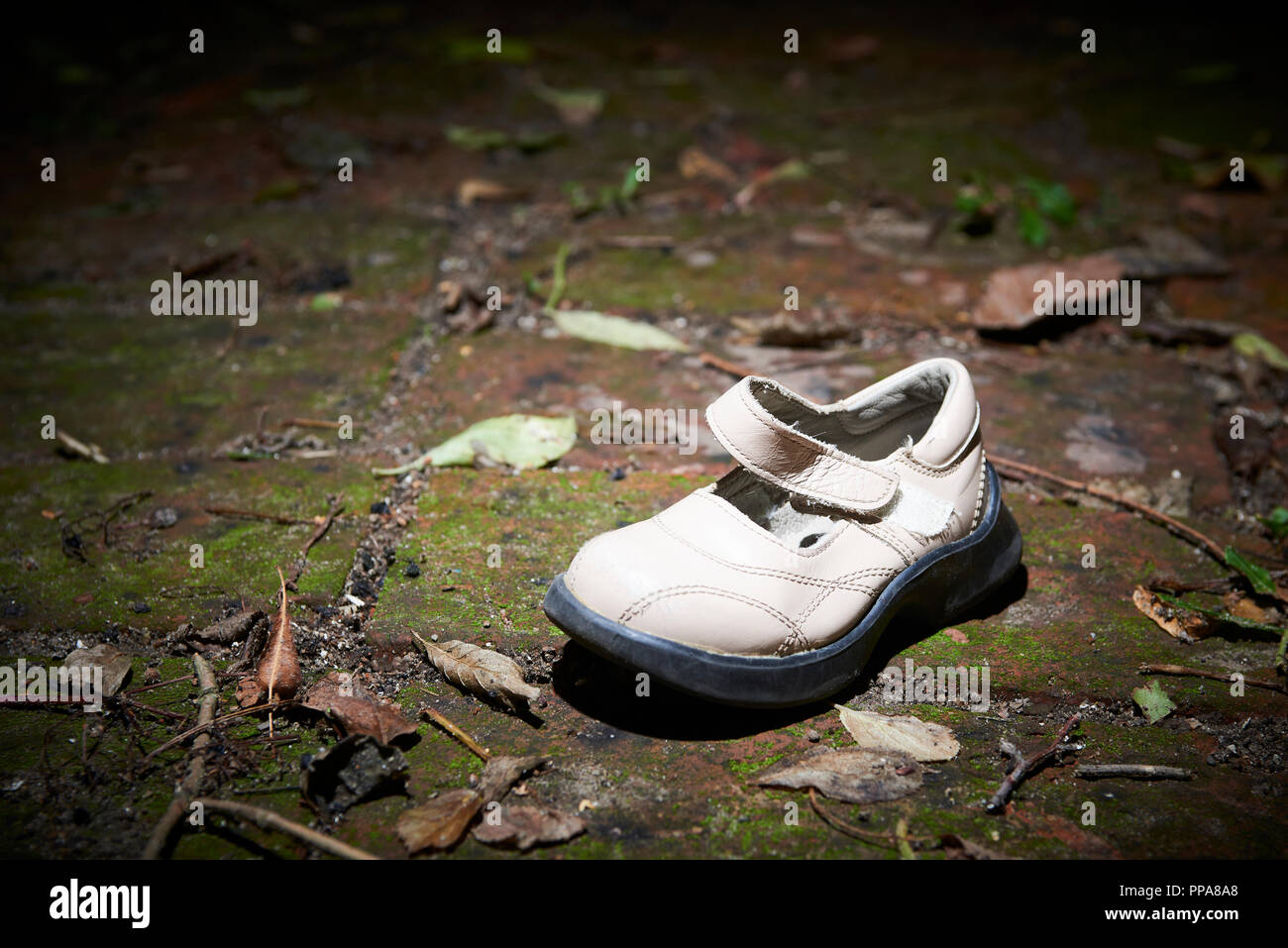 Vecchie scarpe da bambino immagini e fotografie stock ad alta risoluzione -  Alamy