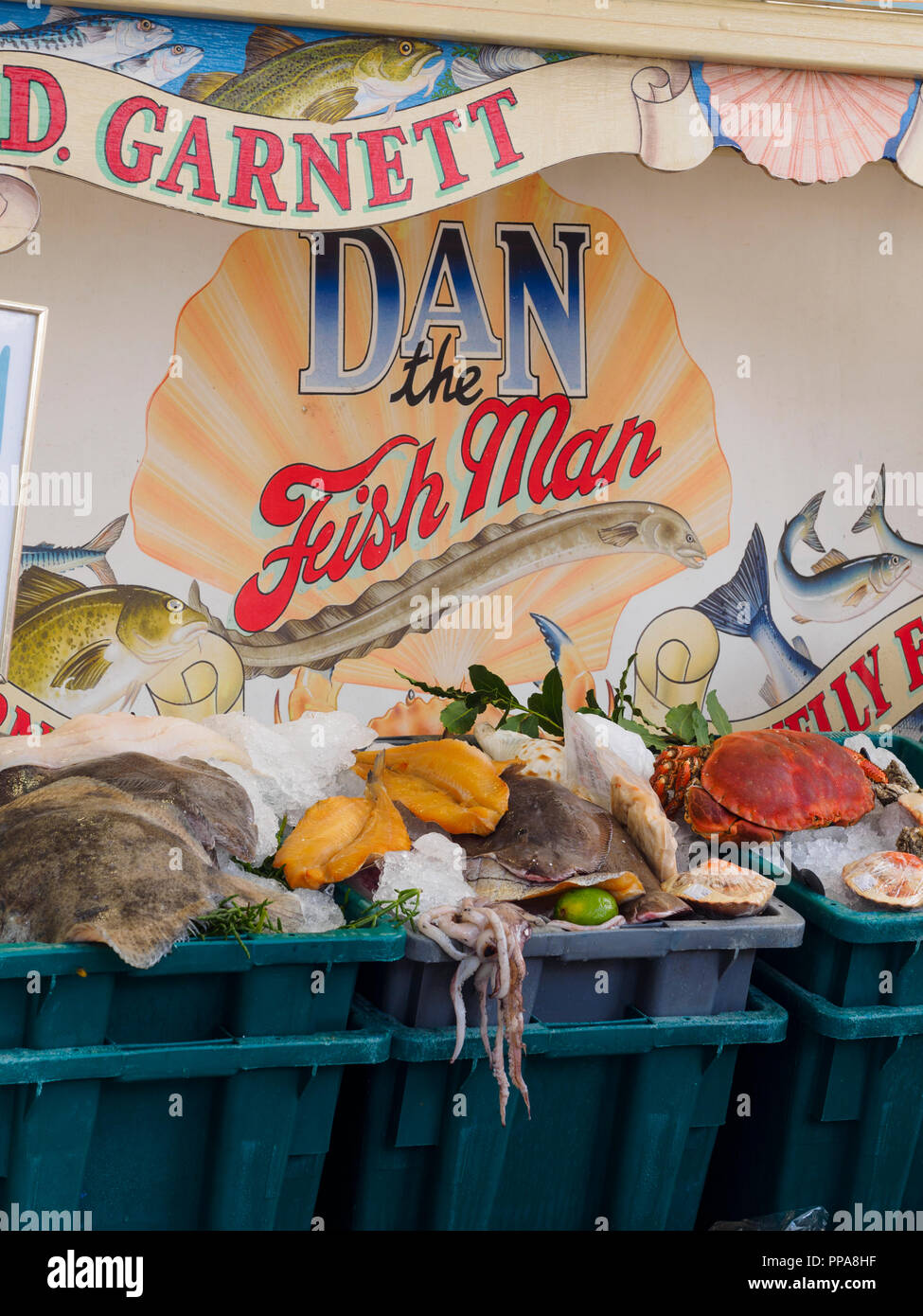 Il pesce fresco e i frutti di mare sul display in un colorato in stallo durante la Plymouth Seefood festival 2018 Foto Stock