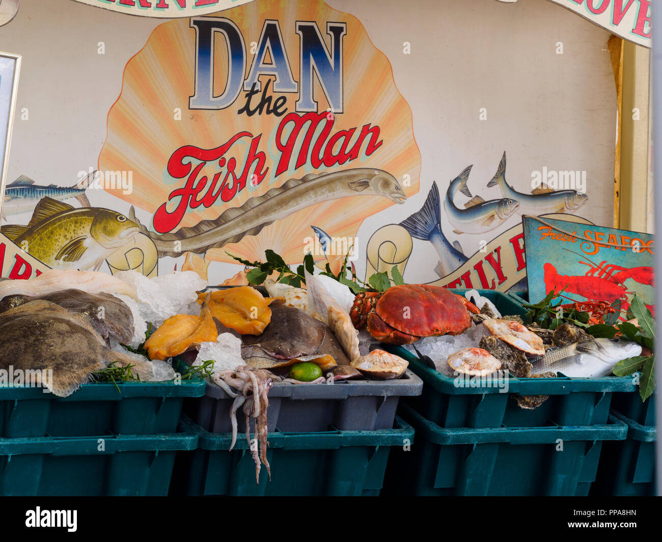 Il pesce fresco e i frutti di mare sul display in un colorato in stallo durante la Plymouth Seefood festival 2018 Foto Stock