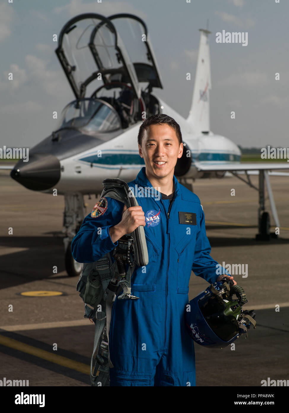 L'astronauta della NASA candidato Jonny Kim nella parte anteriore di un T-38 trainer su aeromobili Ellington campo al centro spaziale Johnson Giugno 6, 2017 in Houston, Texas. Kim è un medico americano, Navy SEAL, e l'astronauta della NASA candidato della classe del 2017. Egli è un destinatario la stella d'argento e di bronzo a stella e di un laureato dell'Università di San Diego e la Harvard Medical School. Foto Stock