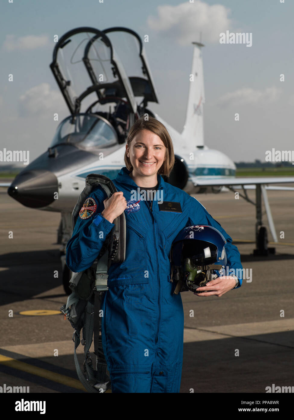L'astronauta della NASA candidato Kayla Barron nella parte anteriore di un T-38 trainer su aeromobili Ellington campo al centro spaziale Johnson Giugno 6, 2017 in Houston, Texas. Il Barone è un americano di guerra sottomarina officer, laureato dell'U.S. Accademia navale e l'astronauta della NASA candidato della classe del 2017. Foto Stock