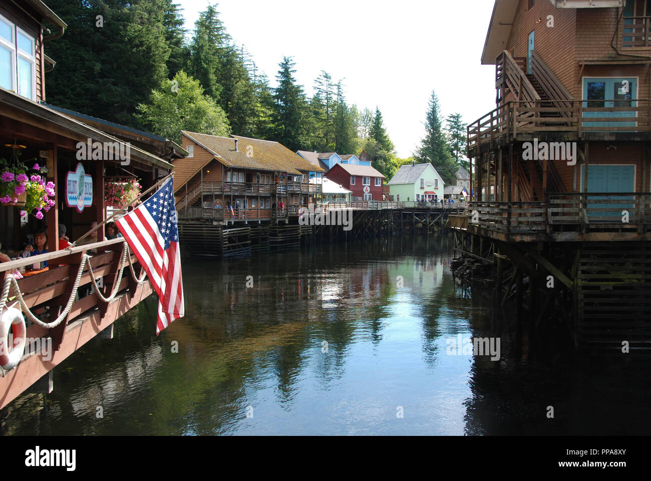 Negozi e ristoranti in edifici di legno costruiti sull'acqua in Ketchikan, Alaska. Foto Stock