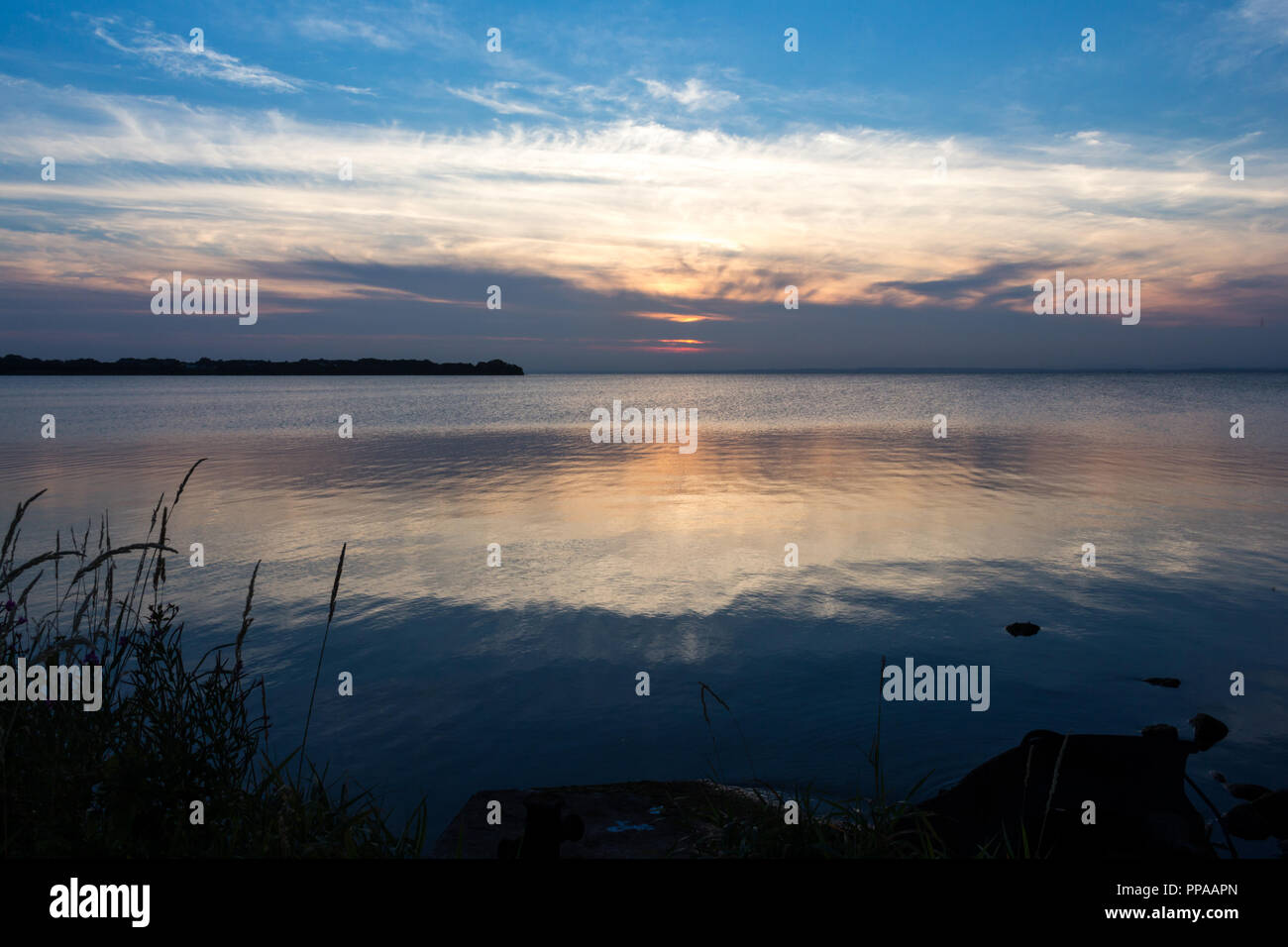 Morbida luce del tramonto sul Lough Neagh, N.Irlanda. Foto Stock