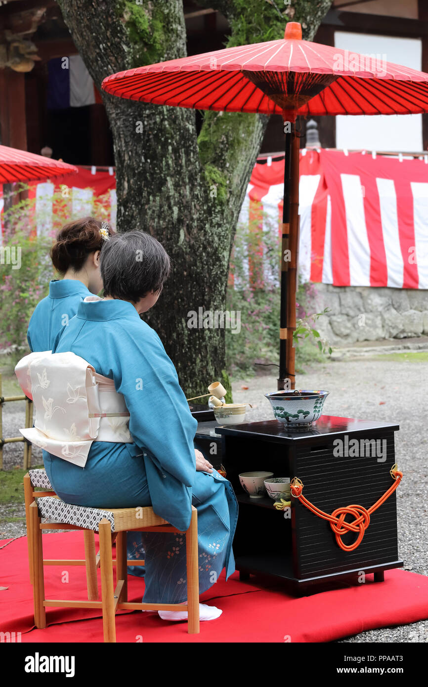 Le donne giapponesi in kimono tradizionali di preparazione di tè verdi giapponesi cerimonia al giardino Foto Stock