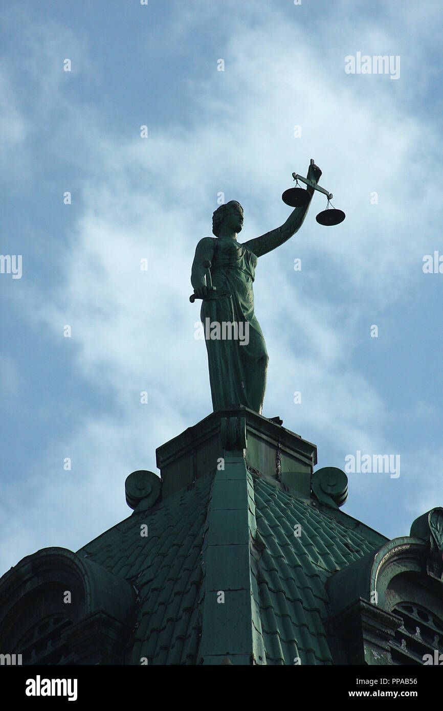 Statua di Lady Giustizia sulla sommità di Rockingham County Courthouse in Harrisonburg, Virginia Foto Stock