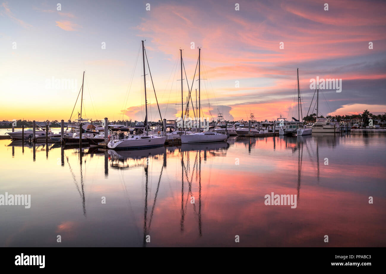 Tramonto su un porto tranquillo nella vecchia Naples, Florida durante l'estate Foto Stock