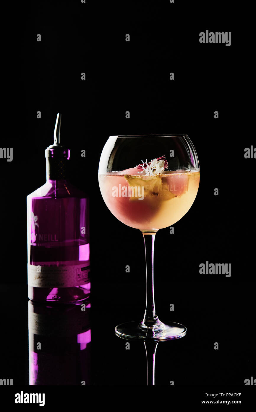 Cocktail deliziosi, eleganti e sofisticati su sfondo scuro con spazio per la copia Foto Stock