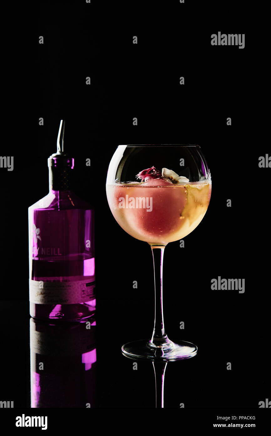Cocktail deliziosi, eleganti e sofisticati su sfondo scuro con spazio per la copia Foto Stock Cocktail deliziosi, eleganti e sofisticati su sfondo scuro con spazio per la copia Foto Stock