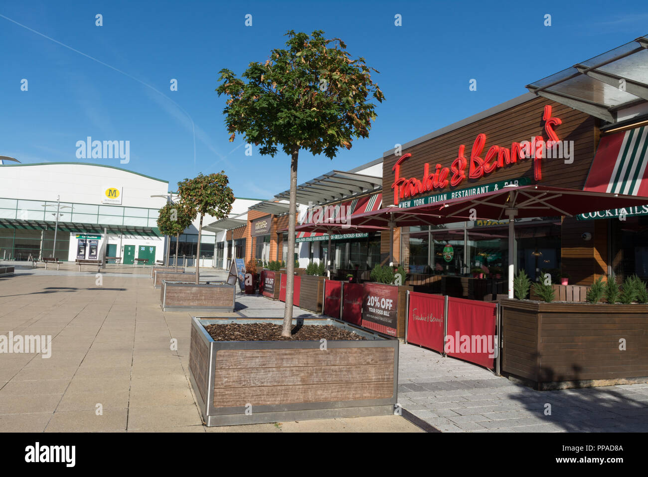 Westgate Retail e Leisure Park con ristorante Frankie and Benny's, Aldershot, Hampshire, Regno Unito Foto Stock