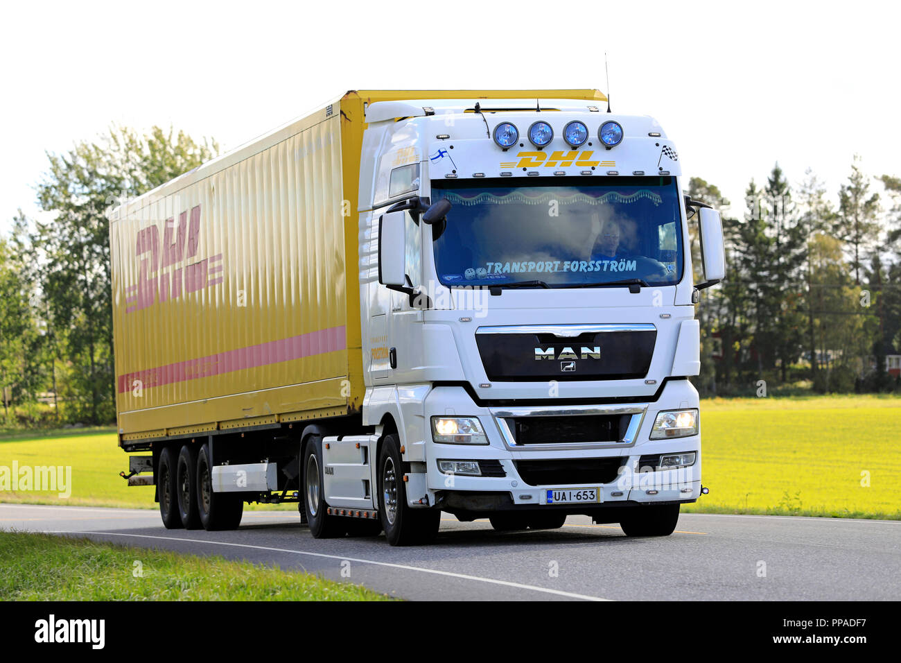 SALO, Finlandia - 23 settembre 2018: Bianco Uomo TGX 18.480 carrello di trasporto Forsstrom cale DHL rimorchio lungo l autostrada in un giorno di autunno. Foto Stock