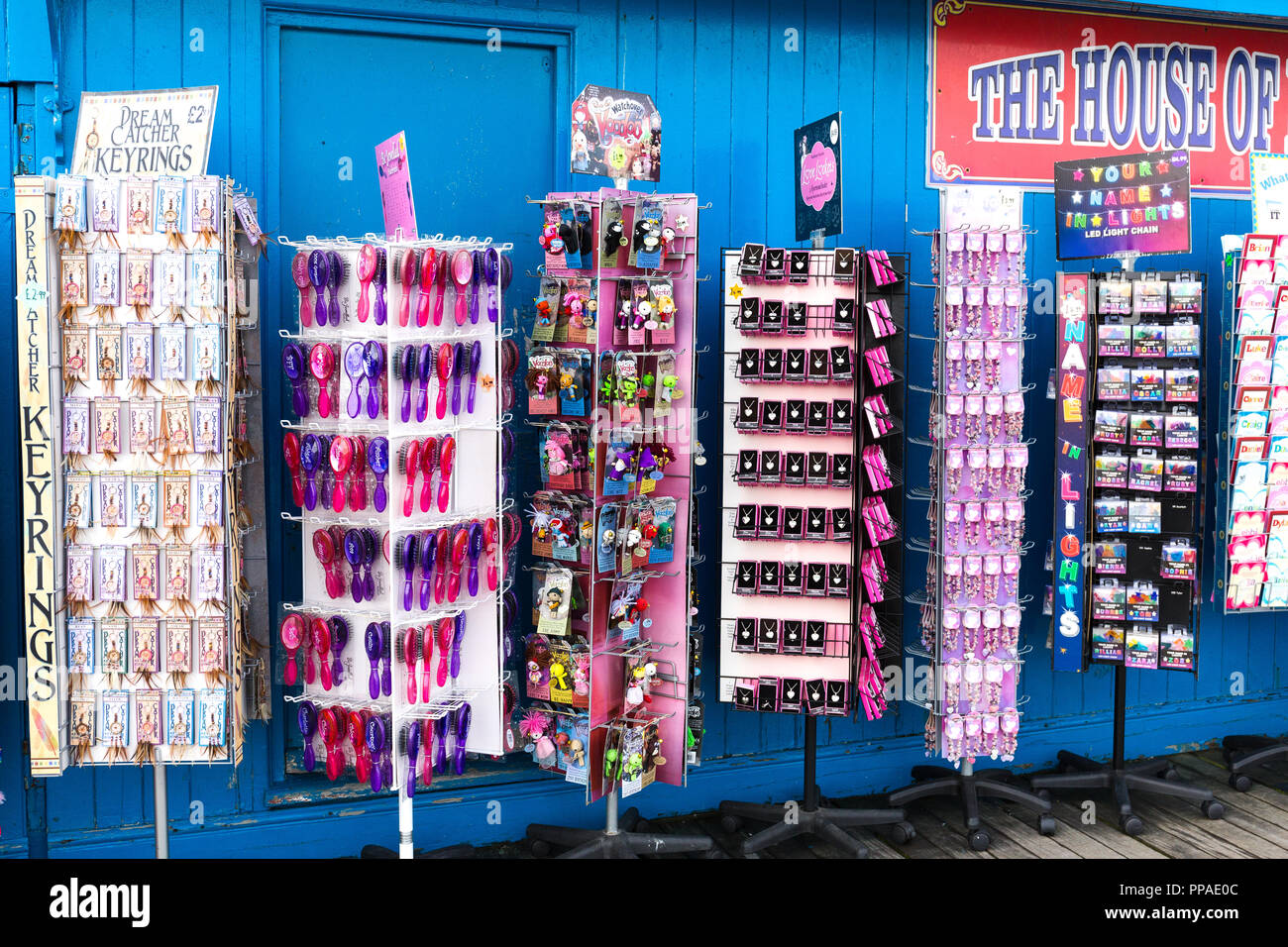 Holiday souvenir dal molo a Llandudno North Wales UK Foto Stock