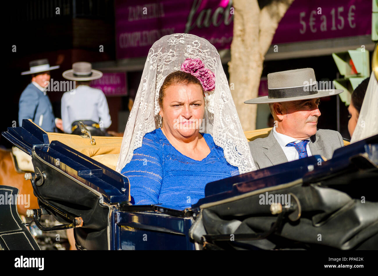 I vecchi spagnolo giovane in abito tradizionale, donne che indossano peineta, seduta in carrozzella, Fuengirola, Malaga, Spagna. Foto Stock