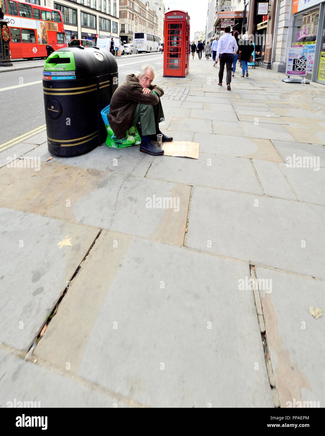 Senzatetto elemosinare sulla street nel centro di Londra, Inghilterra, Regno Unito. Foto Stock