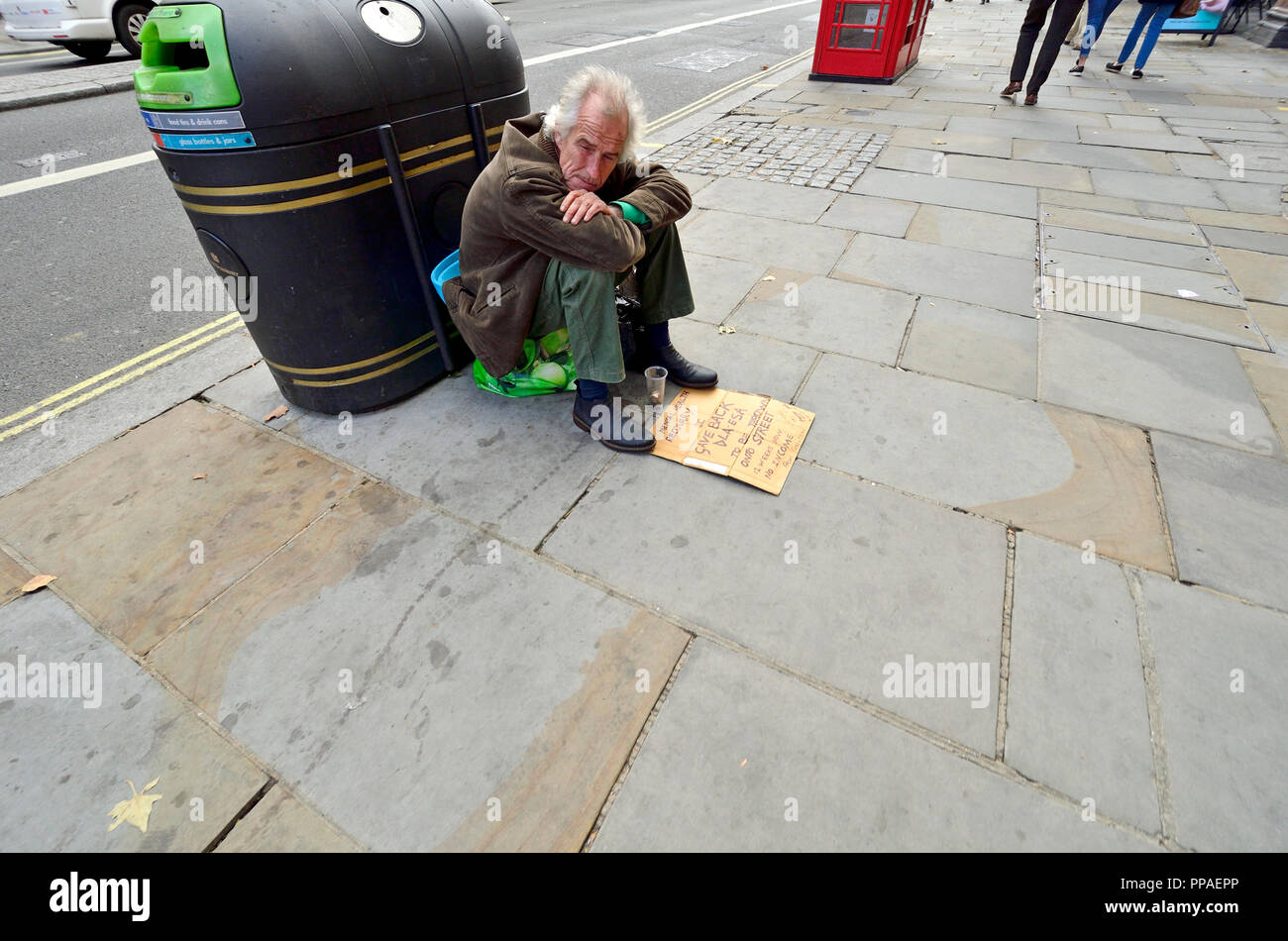Senzatetto elemosinare sulla street nel centro di Londra, Inghilterra, Regno Unito. Nota si legge "Salute mentale Recovary - ho dato torna DLA ESA per essere gettato sulla strada. Foto Stock