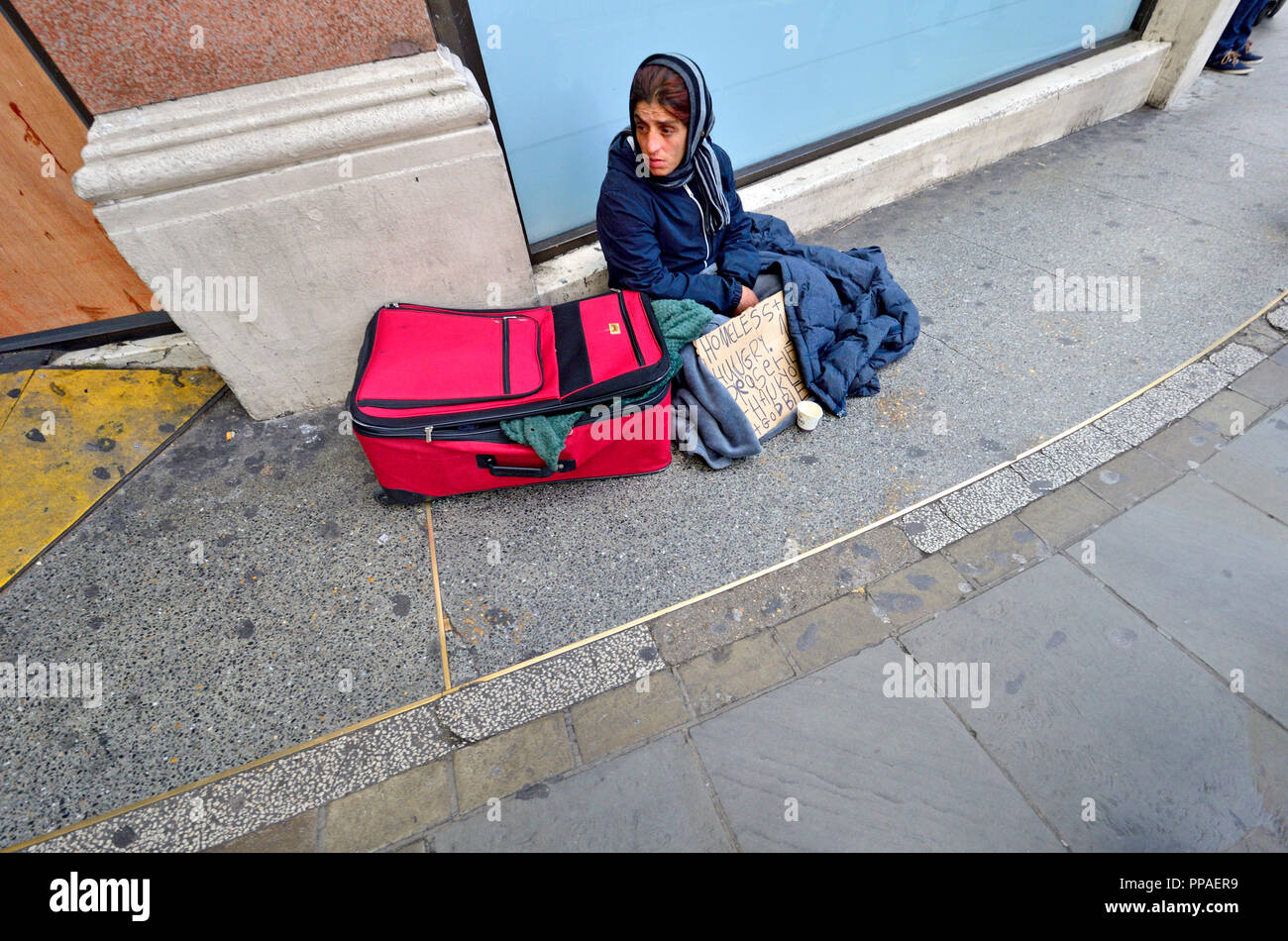 Donna senzatetto elemosinare sulla street nel centro di Londra, Inghilterra, Regno Unito. Foto Stock