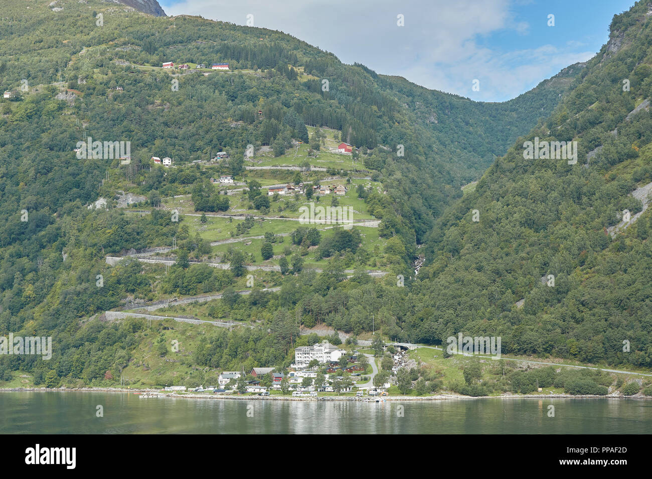 I tornanti della contea norvegese Road 63 (Fv 63), passando al di sopra di Geiranger Fjord, Møre og Romsdal, Norvegia. Foto Stock