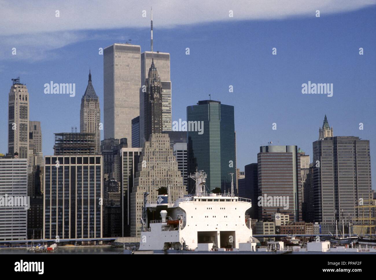 Stati Uniti d'America, New York City, la skyline di Manhattan con il World Trade Center Twin Towers nel 1985 Foto Stock