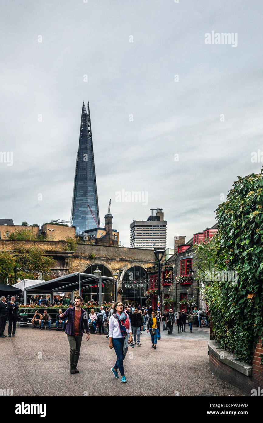 La Shard visto dal Parco San, Bankside, South Bank di Londra, SE1, Inghilterra, Regno Unito. Foto Stock
