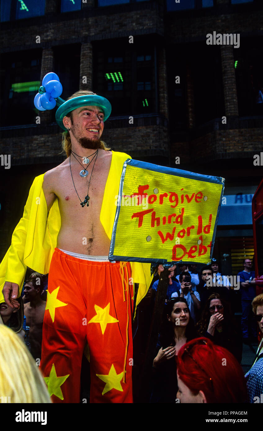 Dimostranti presso, caduta di massa la campagna di debito, ambientale e di giustizia sociale, Londra, Inghilterra, Regno Unito, GB. Foto Stock