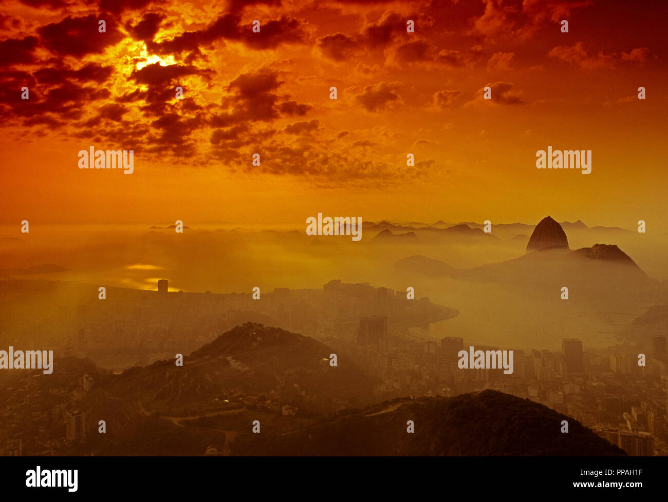 Sunrise su Rio, visto dal Cristo Redema, Rio, Rio de Janero Membro, Brasile, Sud America. Foto Stock