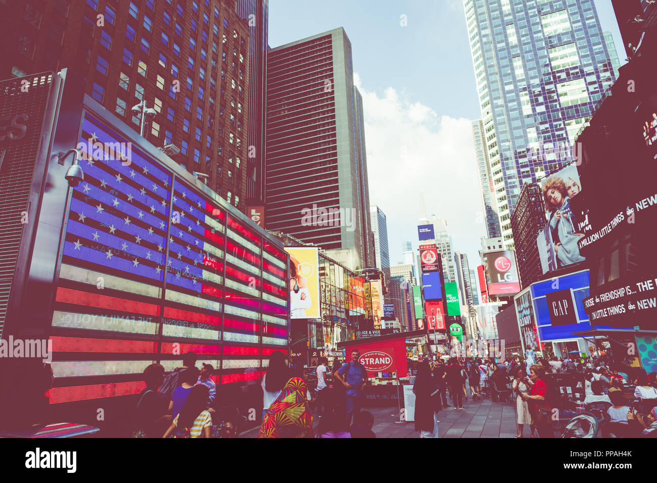 La città di NEW YORK, Stati Uniti d'America - 16 settembre 2018: Times Square,è un turista occupato intersezione di neon di arte e del commercio e che è un iconico Street di New York City Foto Stock