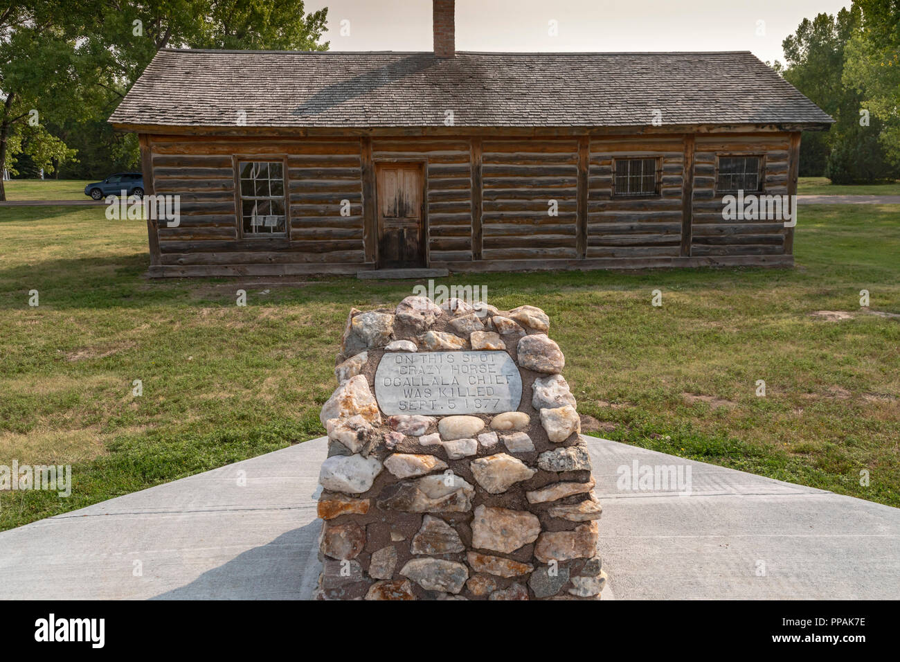 Crawford, Nebraska - un monumento segna il sito di uccisione di Ogalla capo Cavallo Pazzo a Fort Robinson State Park. Fort Robinson è un ex U.S. Foto Stock