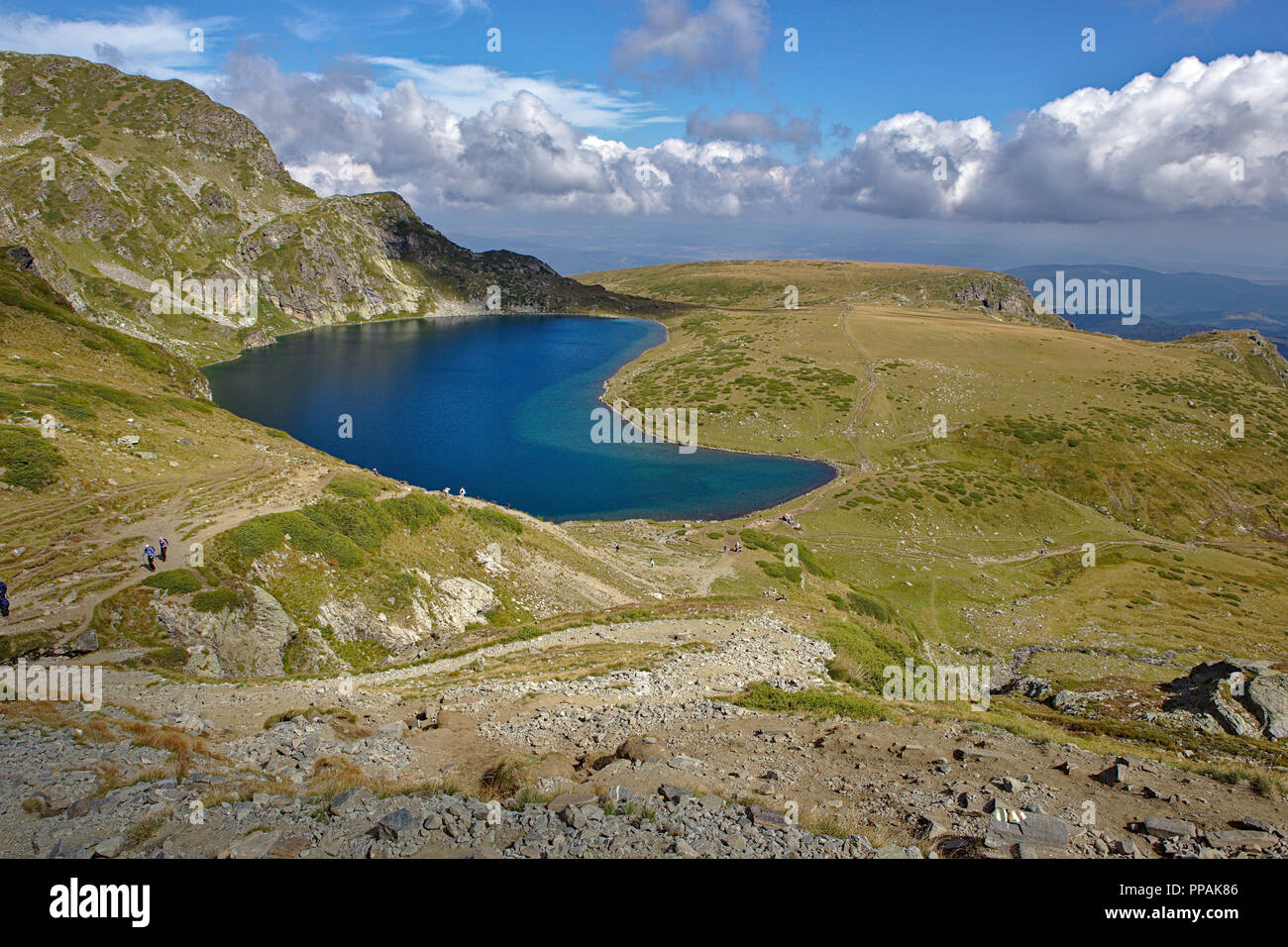 Vista del paesaggio del lago di rene sulla montagna Rila Foto Stock