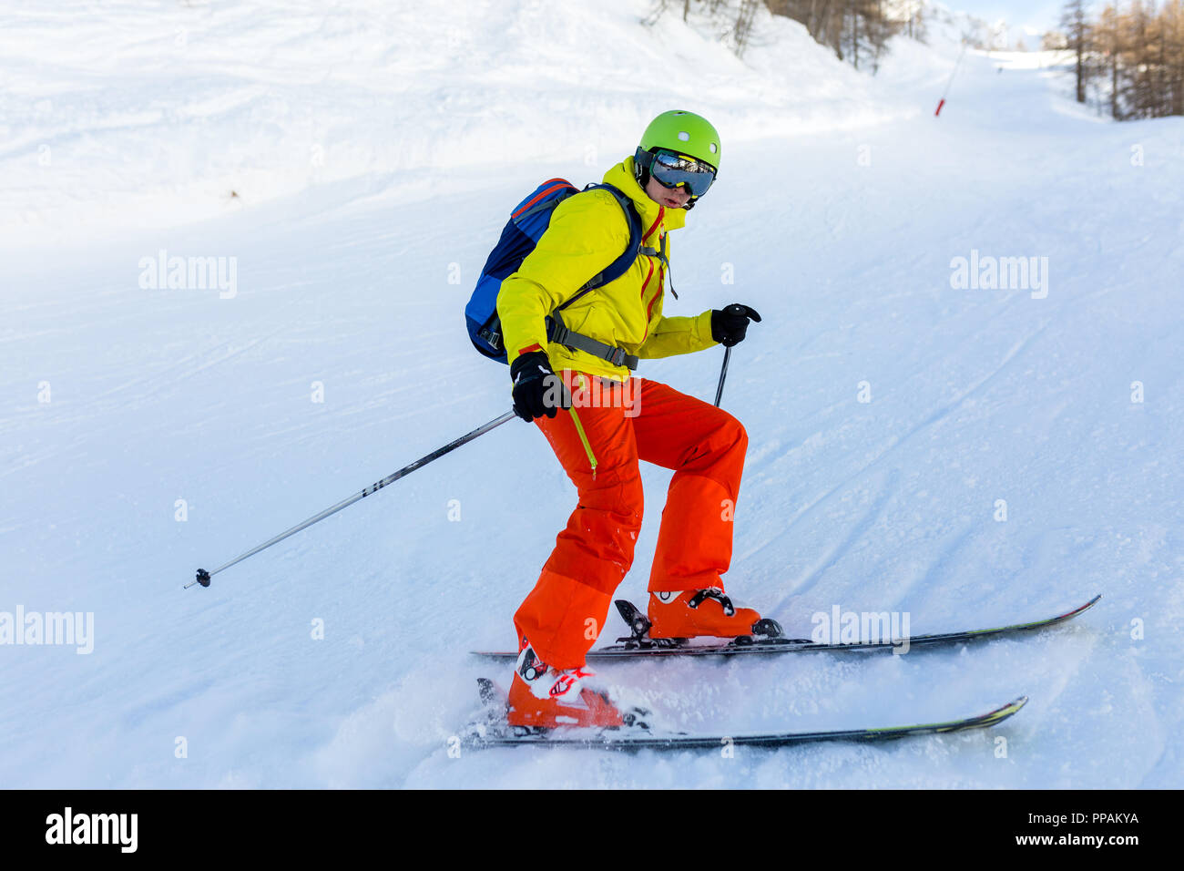 Immagine dell uomo di sport sciare sul pendio nevoso Foto Stock