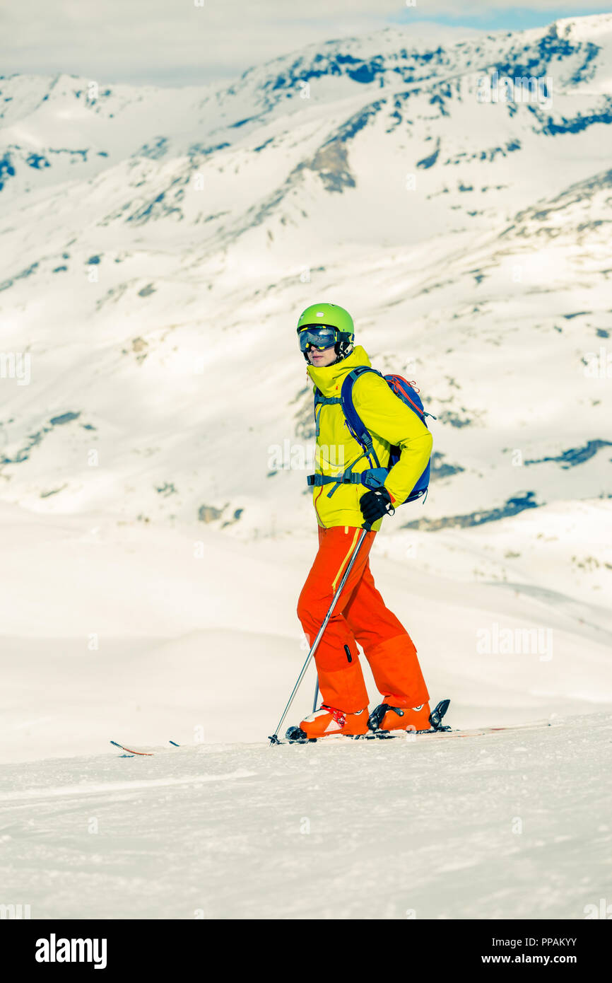 Foto di sportivi sci uomo sullo sfondo di montagne innevate Foto Stock