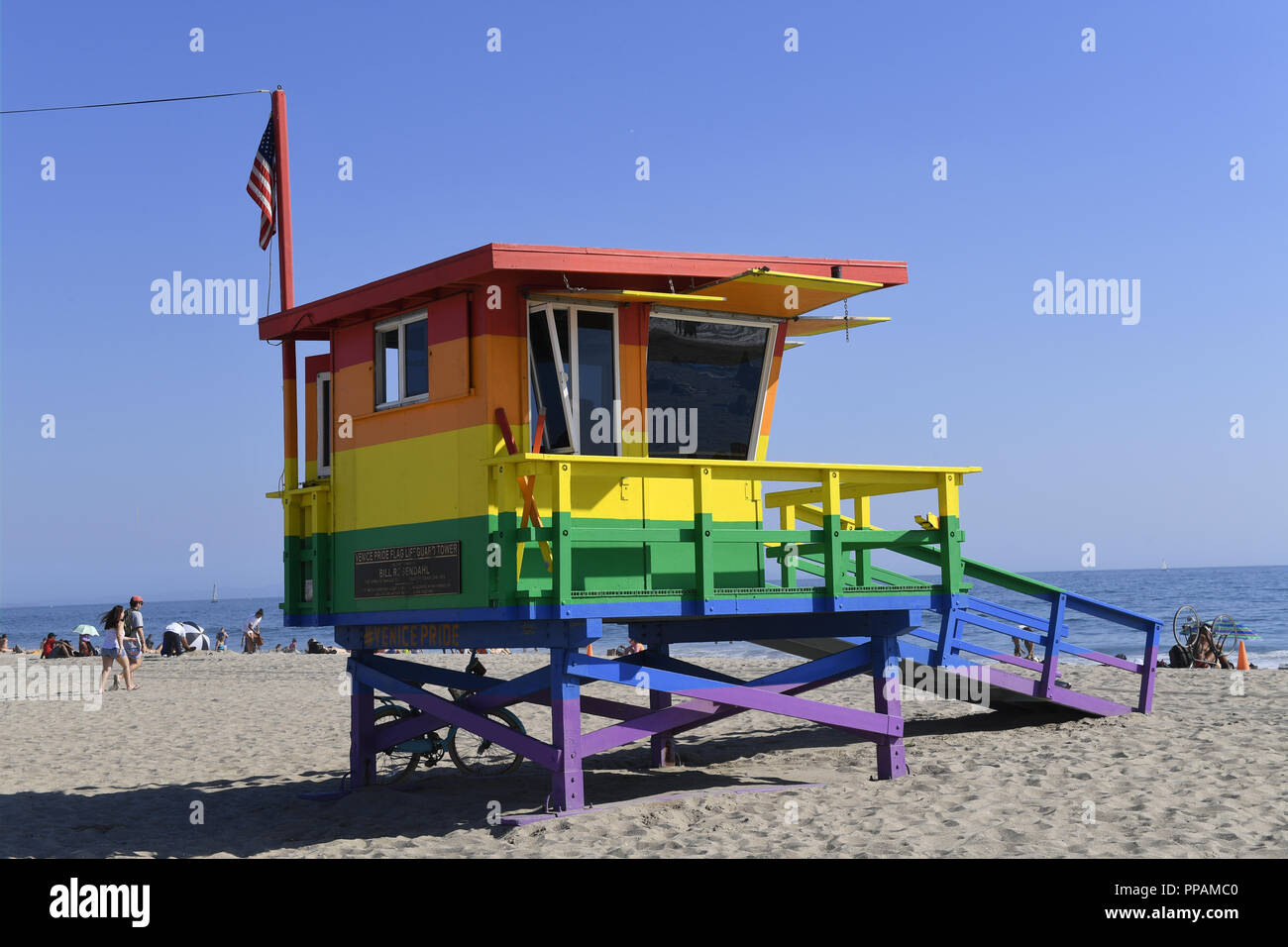 Beach Hut dipinte in colori orgoglio sulla Spiaggia di Venice, Los Angeles, California, Stati Uniti d'America Foto Stock