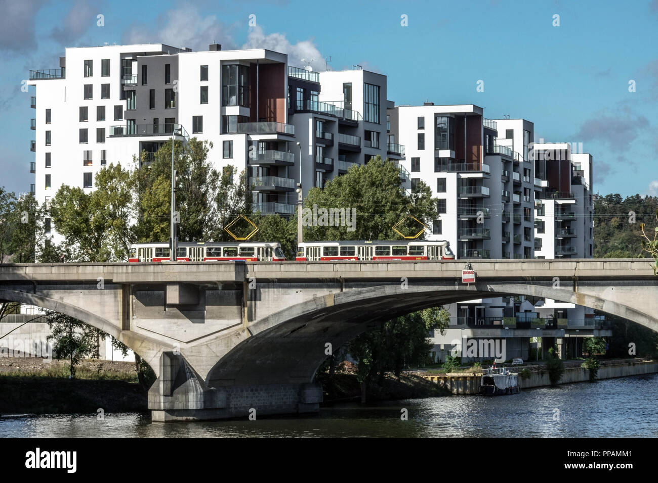 Nuovo alloggiamento - Marina Isola, Liben ponte in stile cubista, Praga Holesovice, Repubblica Ceca Foto Stock