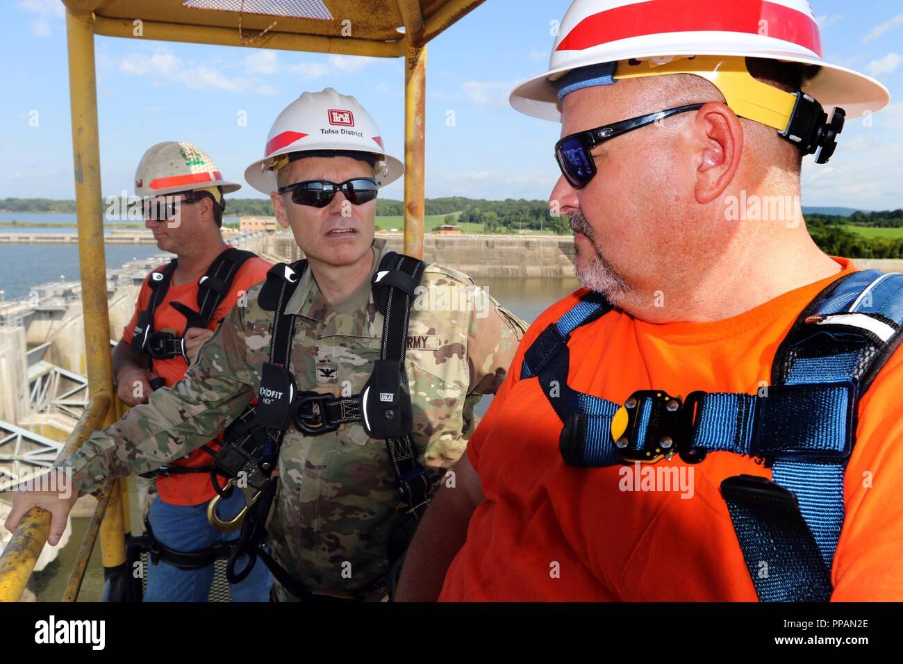 Il 29 luglio 2018, il Colonnello Christopher A. Hussin, Commander, Tulsa distretto, U.S. Esercito di ingegneri e i membri del personale del distretto ha visitato Robert S. Kerr lock & dam e potente per osservare le operazioni di manutenzione dalla navigazione squadra di manutenzione. Il distretto di Tulsa opera e mantiene cinque serrature e dighe sul McClellan Kerr Arkansas River del sistema di navigazione e O&M equipaggio esegue interventi di manutenzione per mantenere le strutture funzionali. Le medie MKARNS quasi 12 milioni di tonnellate di merci spedite. Il 2017 totale è stato spedito più di 11,5 milioni di tonnellate e il porto di Oklahoma Foto Stock