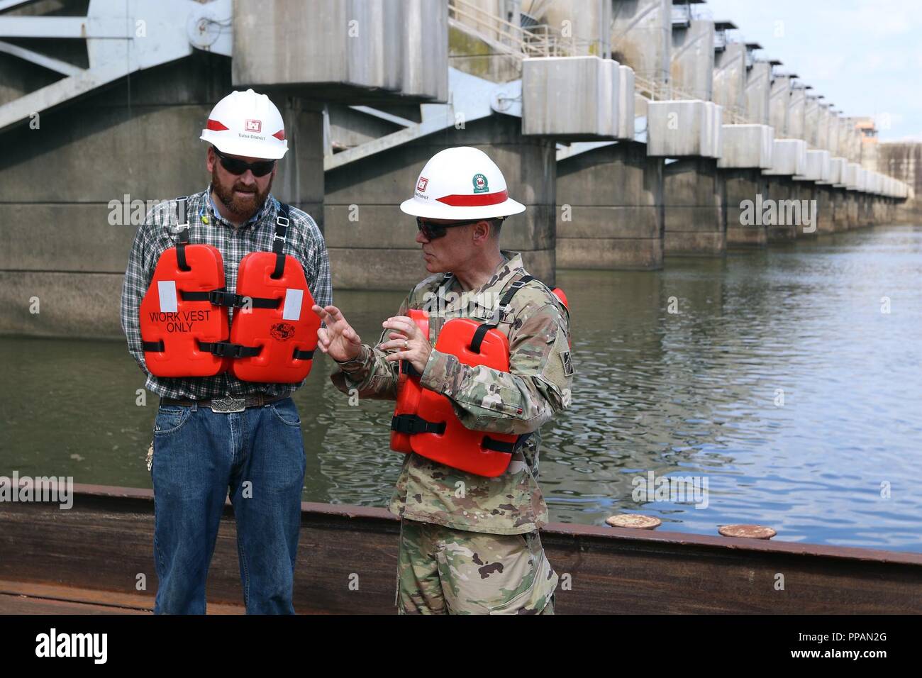 Il 29 luglio 2018, il Colonnello Christopher A. Hussin, Commander, Tulsa distretto, U.S. Esercito di ingegneri e i membri del personale del distretto ha visitato Robert S. Kerr lock & dam e potente per osservare le operazioni di manutenzione dalla navigazione squadra di manutenzione. Il distretto di Tulsa opera e mantiene cinque serrature e dighe sul McClellan Kerr Arkansas River del sistema di navigazione e O&M equipaggio esegue interventi di manutenzione per mantenere le strutture funzionali. Le medie MKARNS quasi 12 milioni di tonnellate di merci spedite. Il 2017 totale è stato spedito più di 11,5 milioni di tonnellate e il porto di Oklahoma Foto Stock