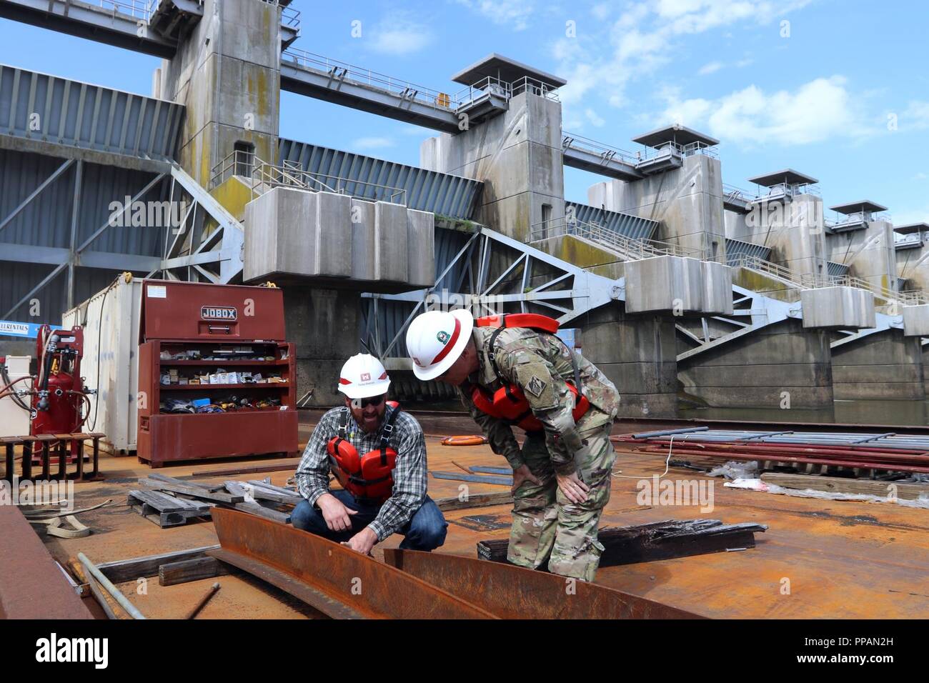 Il 29 luglio 2018, il Colonnello Christopher A. Hussin, Commander, Tulsa distretto, U.S. Esercito di ingegneri e i membri del personale del distretto ha visitato Robert S. Kerr lock & dam e potente per osservare le operazioni di manutenzione dalla navigazione squadra di manutenzione. Il distretto di Tulsa opera e mantiene cinque serrature e dighe sul McClellan Kerr Arkansas River del sistema di navigazione e O&M equipaggio esegue interventi di manutenzione per mantenere le strutture funzionali. Le medie MKARNS quasi 12 milioni di tonnellate di merci spedite. Il 2017 totale è stato spedito più di 11,5 milioni di tonnellate e il porto di Oklahoma Foto Stock