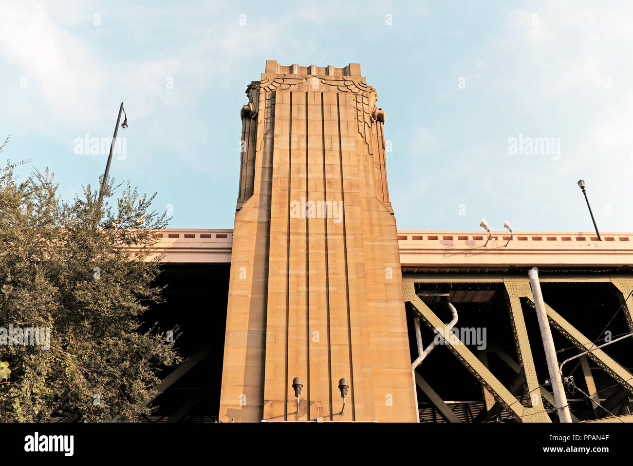 Rivolta verso est ovest, il 'custodi di traffico' art deco progettato arenaria pilone è uno dei quattro gracing la speranza Memorial Bridge in Cleveland, Ohio, Stati Uniti d'America Foto Stock