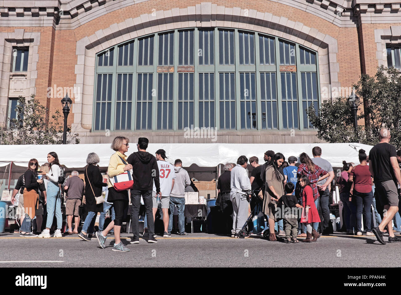 Linea di persone fino a banchi di cibo di fronte all'iconico lato ovest mercato durante il 2018 città Ohio Street Fair vicino al centro cittadino di Cleveland, Ohio, USA. Foto Stock