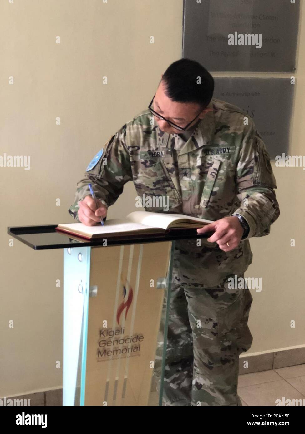 Brig. Gen. Lapthe C. Flora, U.S. Army Africa vice comandante generale, Firma il guestbook dopo aver visitato il Kigali Genocide Memorial Centre a Kigali, Ruanda, Agosto 27, 2018. Quasi 200 membri di servizio hanno visitato il centro come parte di accordo condiviso 18, un esercizio militare che è usato per aiutare paesi che contribuiscono con proprie truppe sviluppare completamente addestrato, completamente attrezzato e completo di soldati per le missioni ONU in Africa. Foto Stock