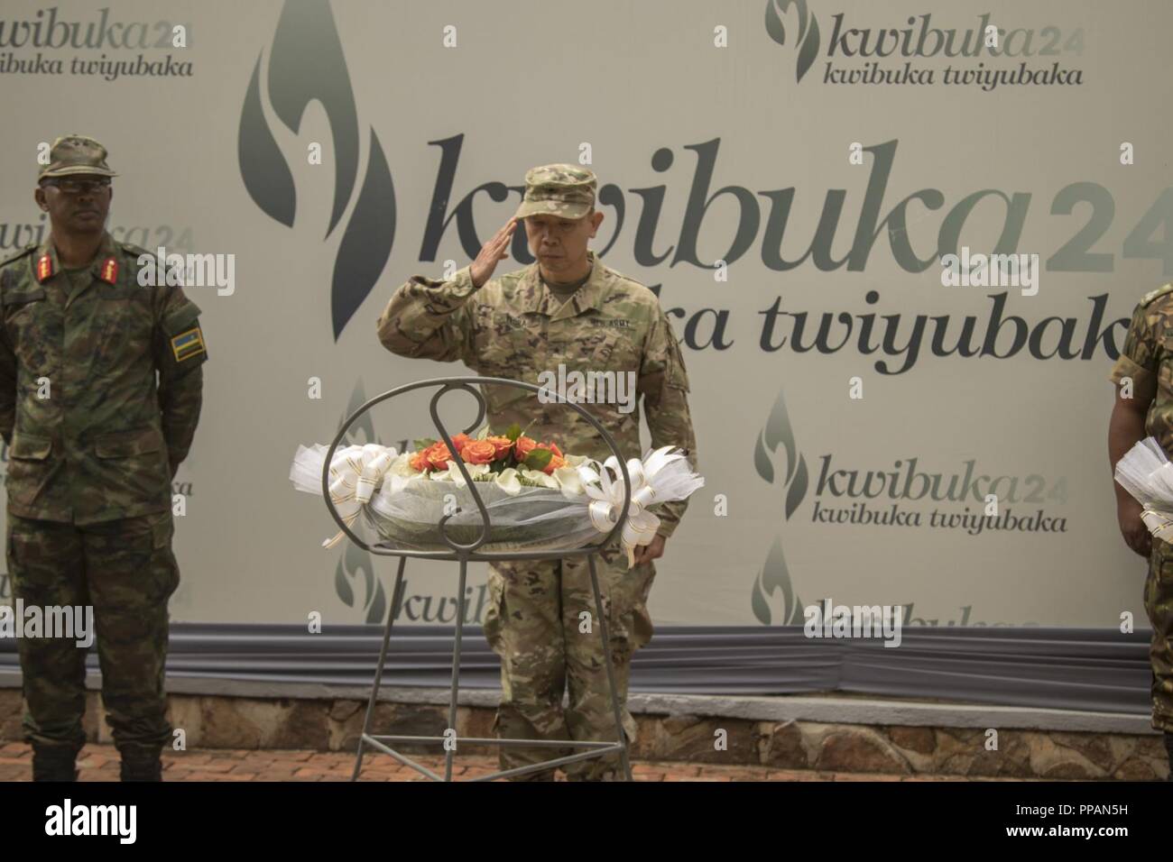 Brig. Gen. Lapthe C. Flora, U.S. Army Africa vice comandante generale, rende un saluto dopo la posa di una corona di fiori sulla tomba di più di 250.000 vittime del genocidio del 1994 24 agosto 2018, di Kigali in Ruanda. Quasi 200 membri di servizio hanno girato il Kigali Genocide Memorial Centre come parte di accordo condiviso 18, un esercizio militare che è usato per aiutare paesi che contribuiscono con proprie truppe sviluppare completamente addestrato, completamente attrezzato e completo di soldati per le missioni ONU in Africa. Foto Stock
