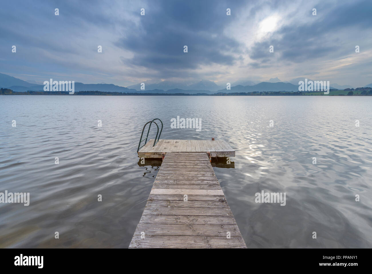 Pontile in legno sul Lago Hopfensee, Hopfen am See, Fussen, Svevia, Allgau, Baviera, Germania Foto Stock