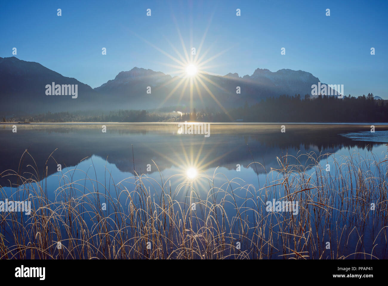 Lago Barmsee con riflessi sul Karwendel mountain range e sun, Kruen, Krun, Alta Baviera, Baviera, Germania, Europa Foto Stock