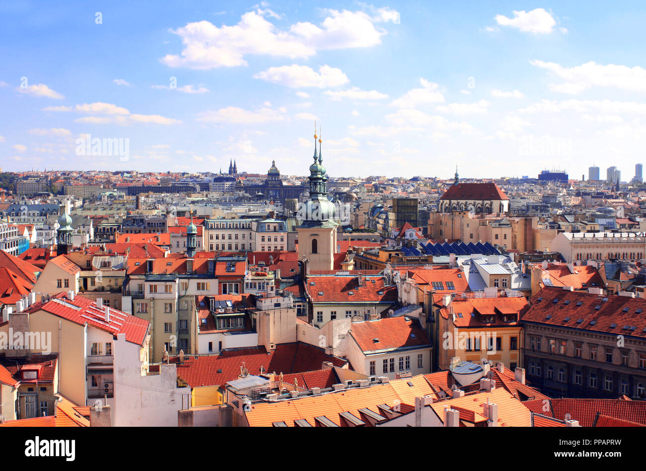Vecchie case sulla piazza della Città Vecchia di Praga, Repubblica Ceca. Vista dalla torre con orologio astronomico Foto Stock