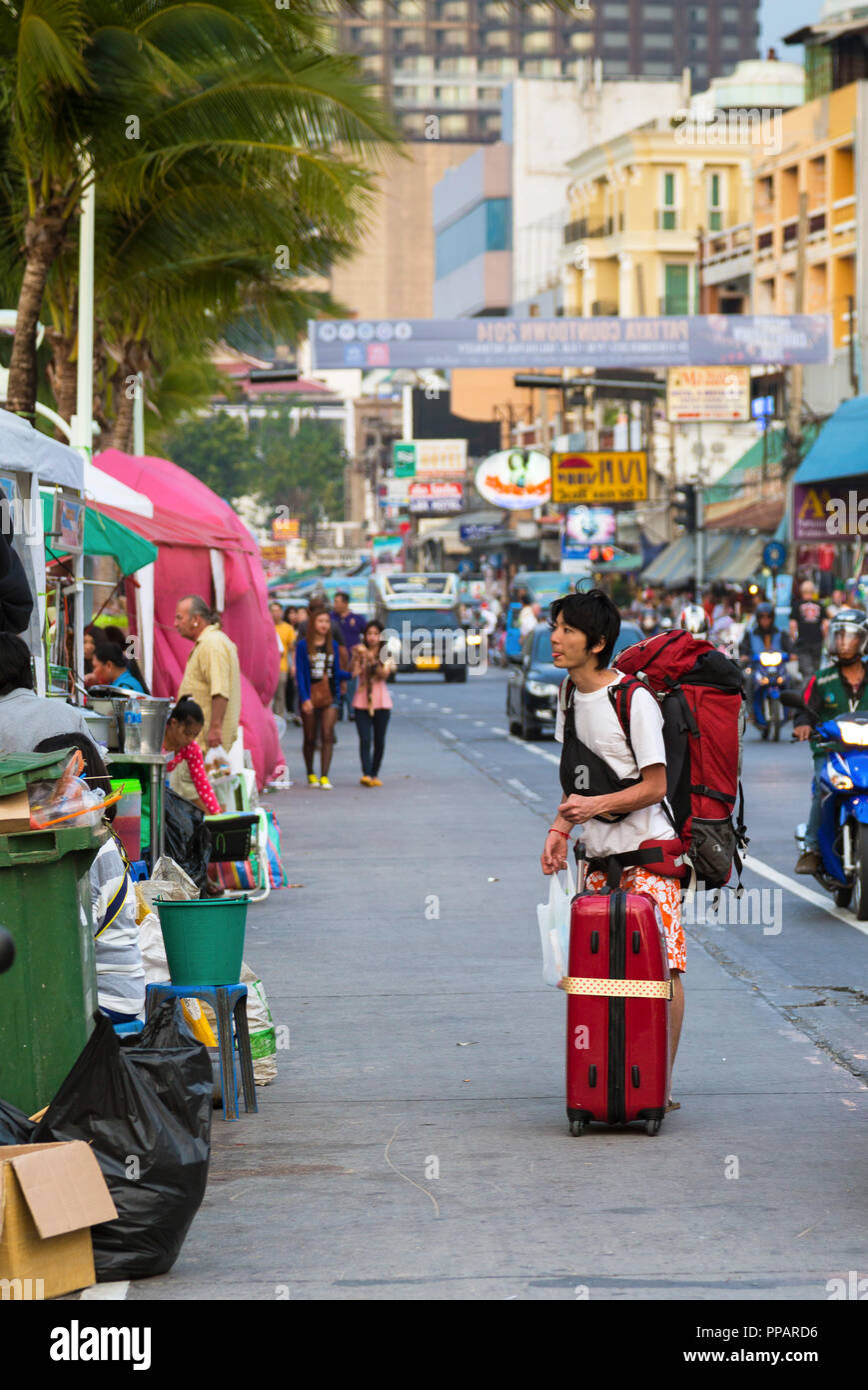 Turisti asiatici con i bagagli in Pattaya, Chonburi, Thailandia Foto Stock