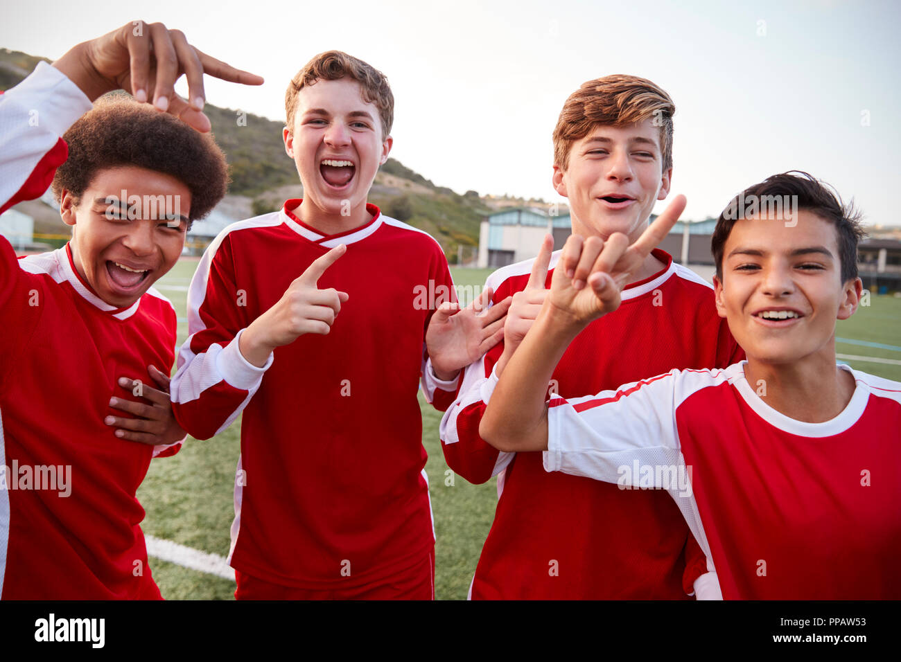 Ritratto maschile di alta scuola calcio Team festeggia Foto Stock