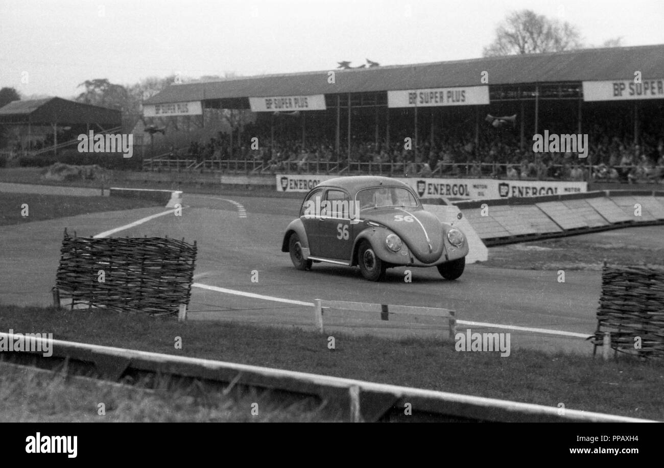 VW Beetle, R.Vaughan. Goodwood 28 dell' elemento di Riunione 26.4.1958 Foto Stock