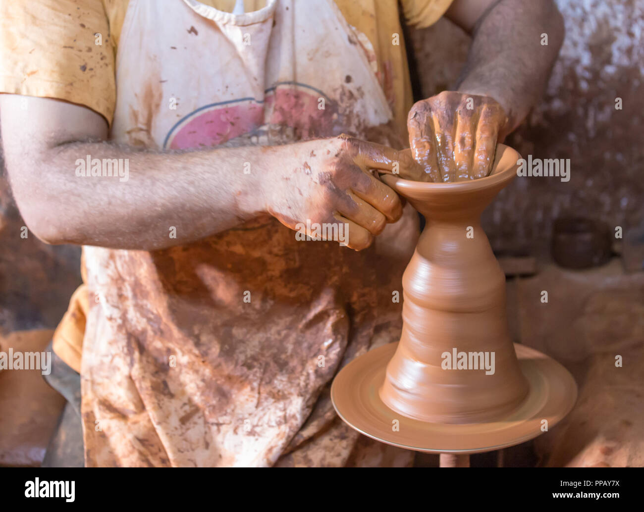 La realizzazione di una lavorazione della ceramica artigianale da argilla sulla ruota di ceramiche. Foto Stock